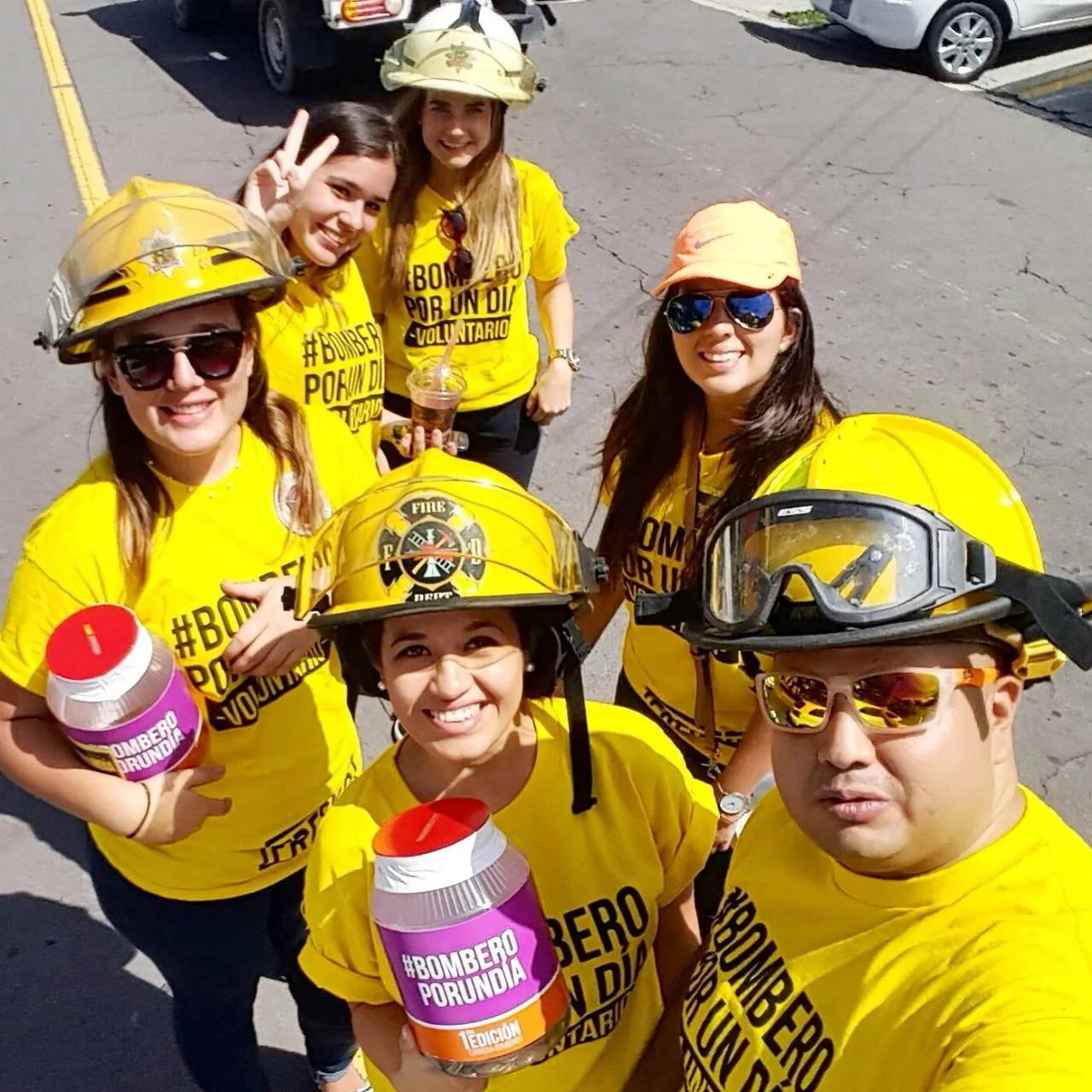 Jóvenes voluntarios con cascos de bombero durante una jornada